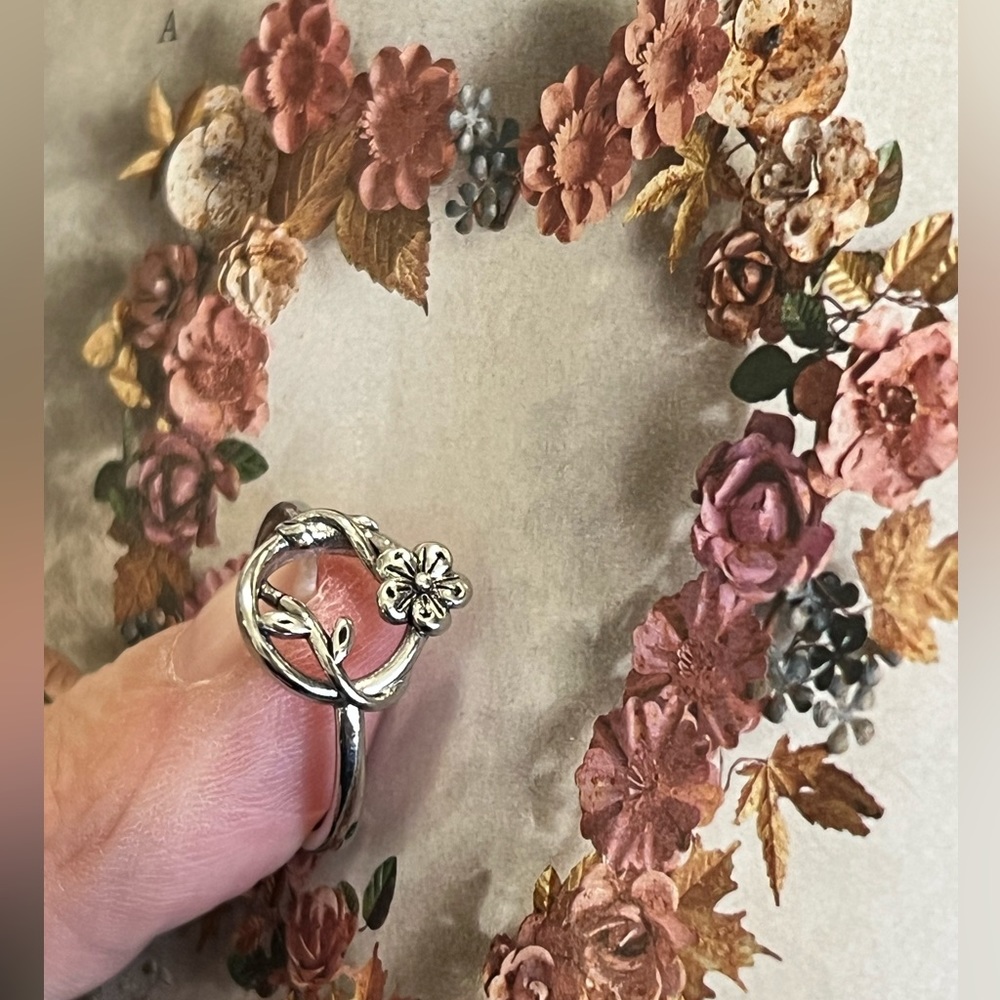 Magnolia floral spring ring - Picture 3 of 8